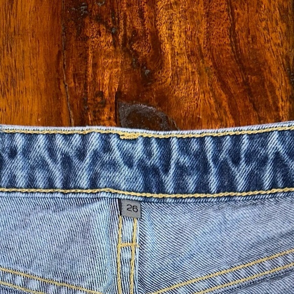 - EUC CARMAR JEANS SHORT SIZE 26 - Picture 3 of 4